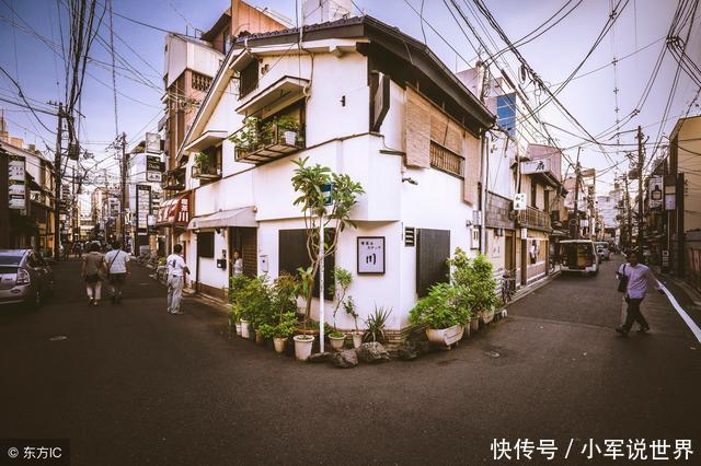 日本国民真的幸福吗?为了节约开销住网吧,里面