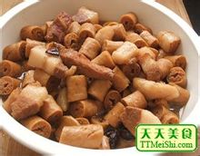 腐竹炖肉的制作材料:   主料:猪肋条肉(五花肉)250克,腐竹100克
