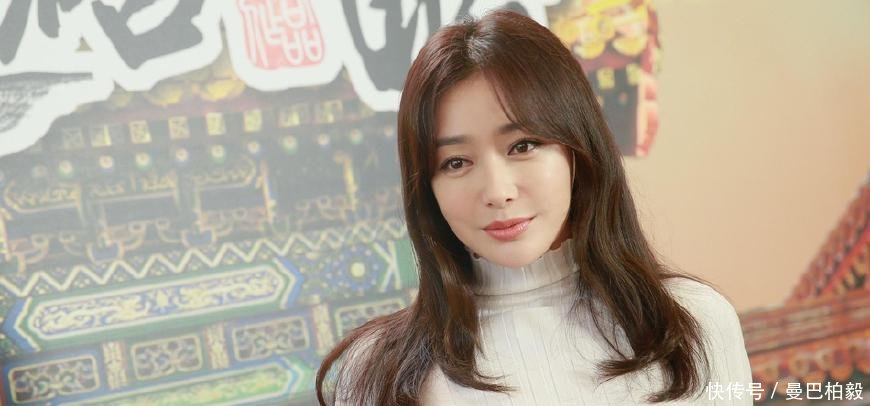 秦岚脖子短还要穿高领针织衫 显得脖子更短头