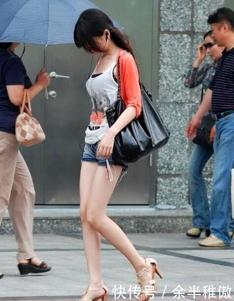 美女街拍,微胖型路人身穿紧身衣,露出圆润的身裸水上美女图片
