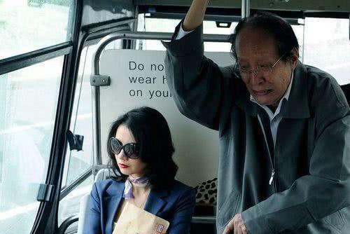 中国女孩去日本旅游:公交上给老人让座,为何却