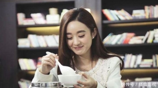 赵丽颖坐完月子首现身,小蛮腰抢镜瘦成纸片人