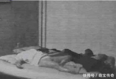 女子半夜起床喝水,偶然目睹室友诡异一幕,吓