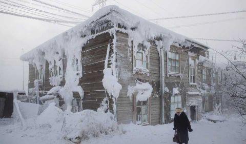 世界最冷的村庄气温已达零下62度, 连房子都冻住了