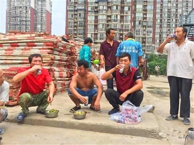 为了让农民工睡得安稳，老板装了50台空调，10天后却又拆除卖掉！