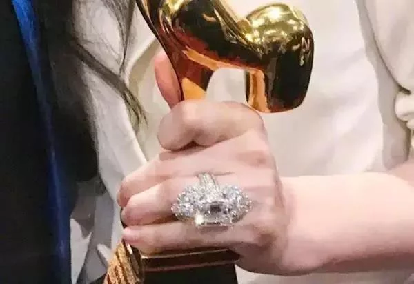 范冰冰4300万钻戒照片 范冰冰钻戒是什么牌子