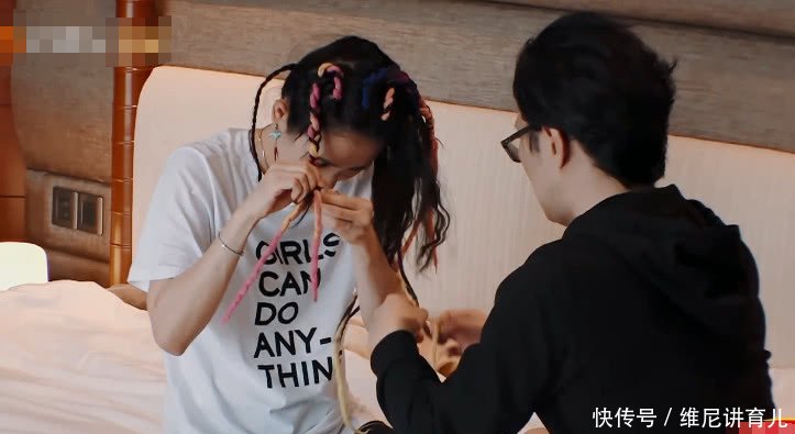 汪峰帮老婆章子怡拆头发,谁关注到两人的坐姿