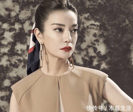 周冬雨胸有成竹, 赵薇女王范, 网友 女王的脸P的