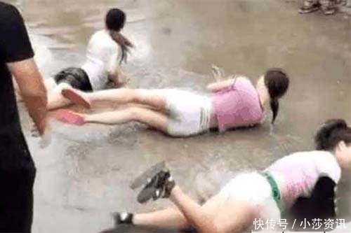 四位美女雨水里打滚痛哭，路人得知原因非但不同情，还很气愤