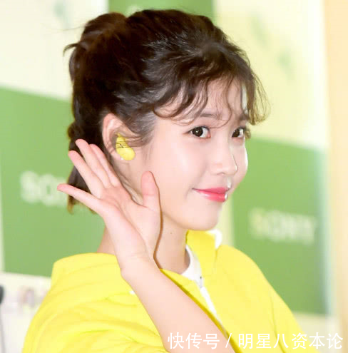 她们只相差两岁一个穿上长筒袜仍少女,而她这