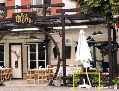 明星也犯傻,baby上错车,千玺被扎屁股,就佩服服