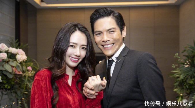 向佐求婚郭碧婷后首晒俩人合照,穿情侣装依偎