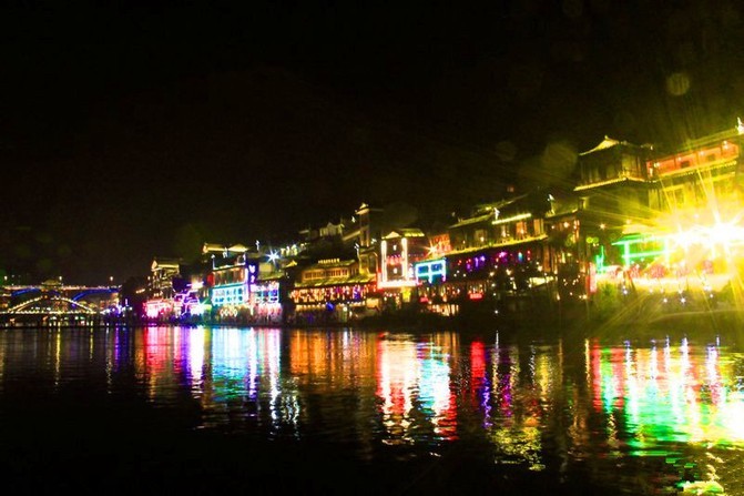 凤凰古城在哪里啊 t011d769875be9bdf28.jpg?size=671x447