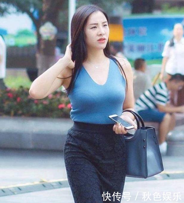 街拍美女白皙的性感章节最新第十四章性感美妇,露出1香肩,皮肤迷人,让人怦图片