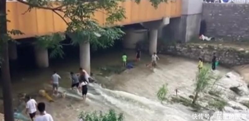 济南不少民众暴雨后到场冒着危险在激流中捉鱼 pp王者电子官网