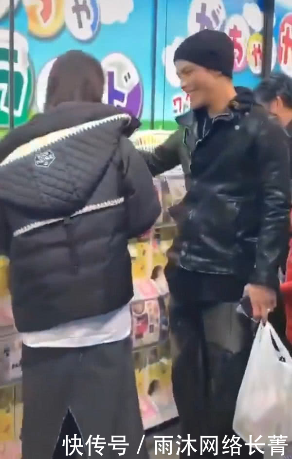 向佐郭碧婷日本购物,看到他们买的东西后,网友