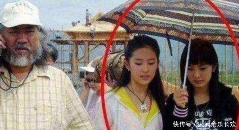 配给刘亦菲打伞,如今比刘亦菲人气还红,成为一