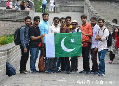 巴基斯坦小伙来中国,见人就说你好,中国人的反应却让他尴尬!