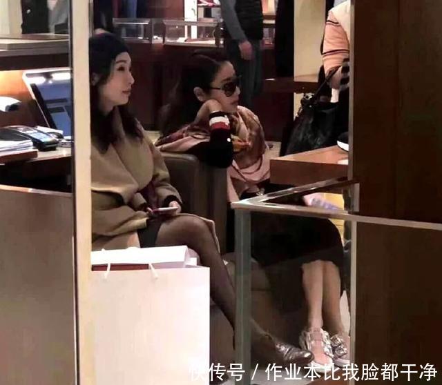 林心如现身巴黎,一副贵妇姿态,买东西要店员一