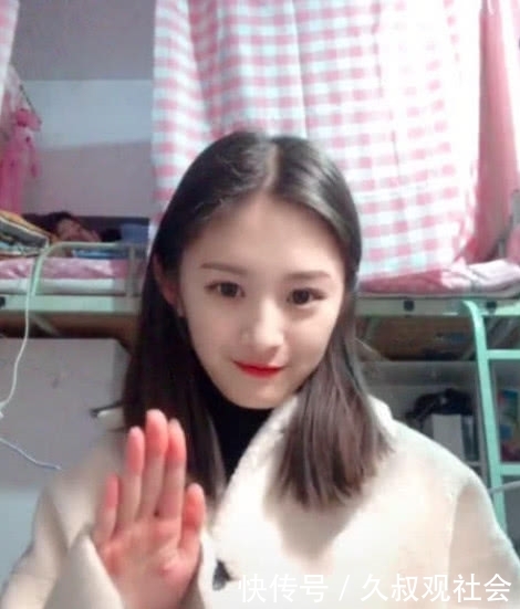 奇闻:女大学生玩抖音,室友意外抢镜,网友:素颜版