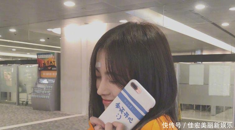 鞠婧祎在国外街头狂奔! V领太低被粉丝指责,