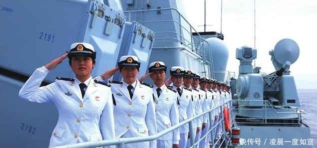 一个老兵,观看纪念海军成立70周年海上阅兵活