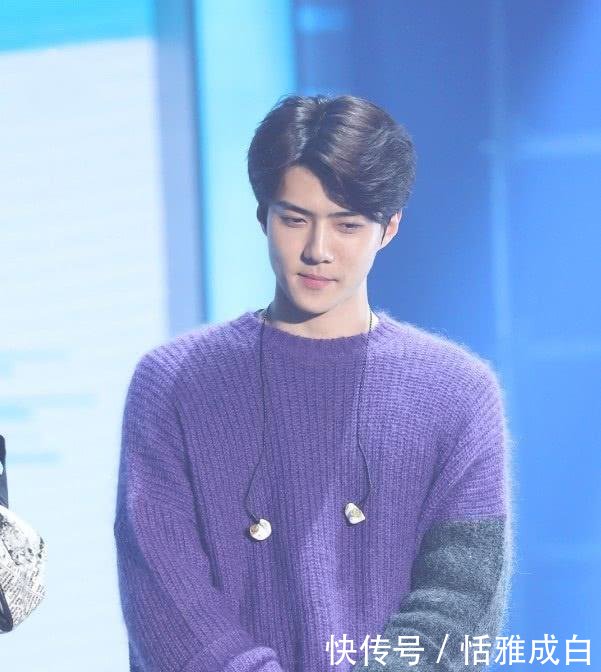 黑色毛衣太low了,吴世勋的蛋糕衣更时髦,耍帅