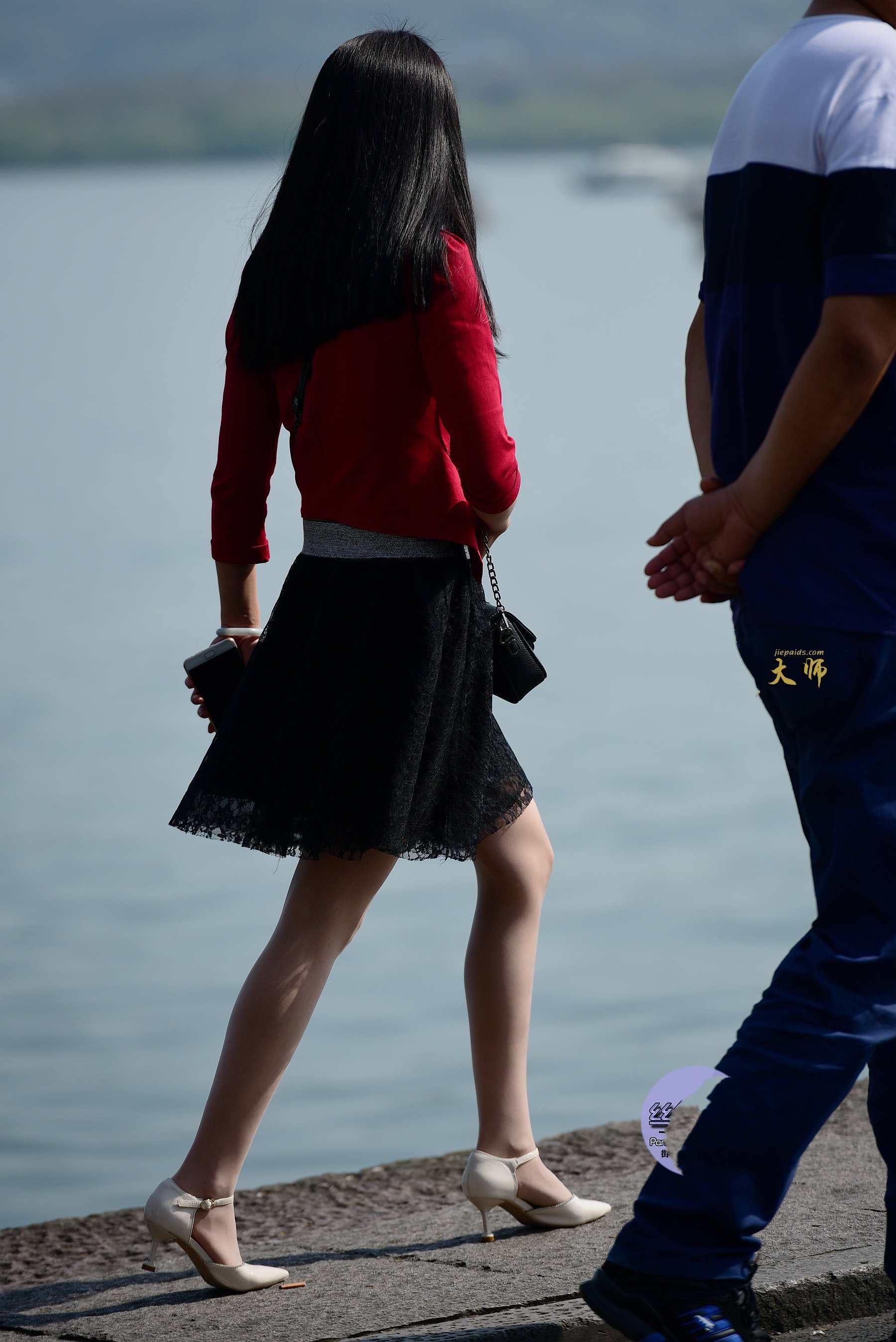 街拍美女:小姐姐小短裙配黑丝袜,令她的气质完