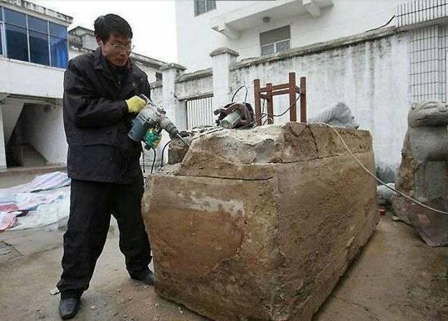 男子在修路时发现一口棺材,打开后躺着一具保存完好的女尸