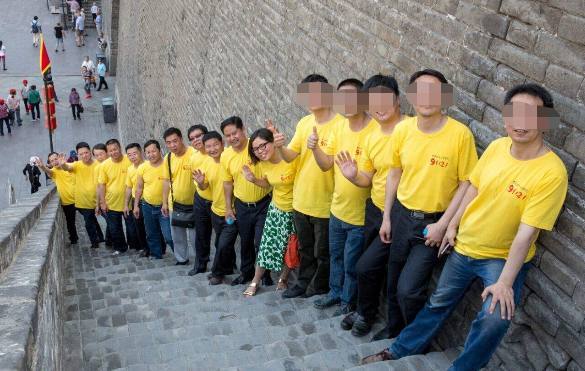 同学聚会抵制炫富,统一着装拒绝开车,网友:这下打班长脸了吧!