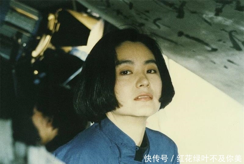 身材发福显衰老,却难挡林青霞强大气场,戒指透