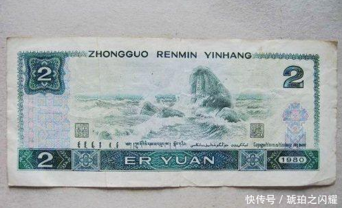老人坐公交车没带钱,乘客向司机求情,司机说的话让全车人沉默了