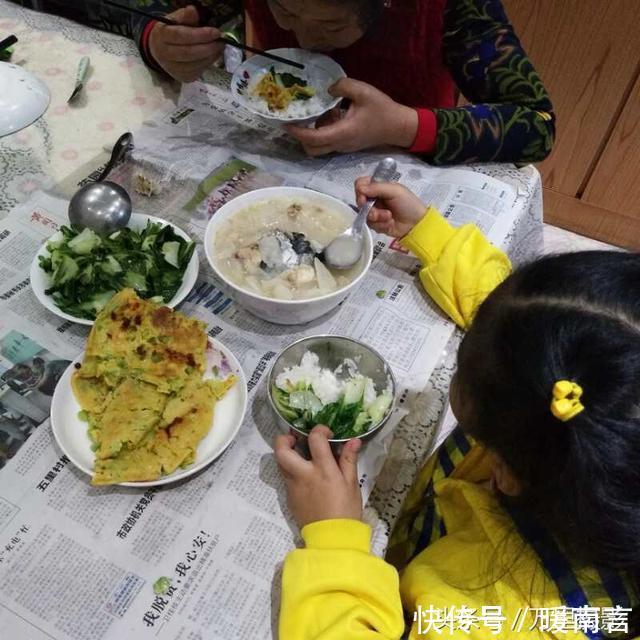7岁婆家在外寄养被子gal女生,为何她要在女孩里偷偷哭图片