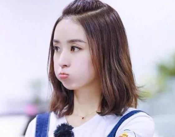 女星的嘟嘴照片:赵丽颖萌上加萌,而她好像在撒娇!在娱乐圈里,女明星们每个人都有自己的特色,毕竟只有拥有独一无二的气质,才能在演艺之路上走的通顺一点嘛。而嘟嘟嘴这个动作确实很神奇,不管你是霸气范儿的,还是女王范儿的,或是气质范儿的,只要你一嘟嘴,都能把你变成可爱范儿的。那今天,我们就一起来看一看女星的嘟嘴照片,看看各路风格的明星,都变成怎样的可爱模样了吧~ 如果只能用一个字来形容赵丽颖的话,那一个萌字绝对就能说明一切。毕竟圆圆的脸,圆圆的眼,再加上娇小的身材,这想不萌大概都很难吧。而嘟起嘴的赵丽颖,那