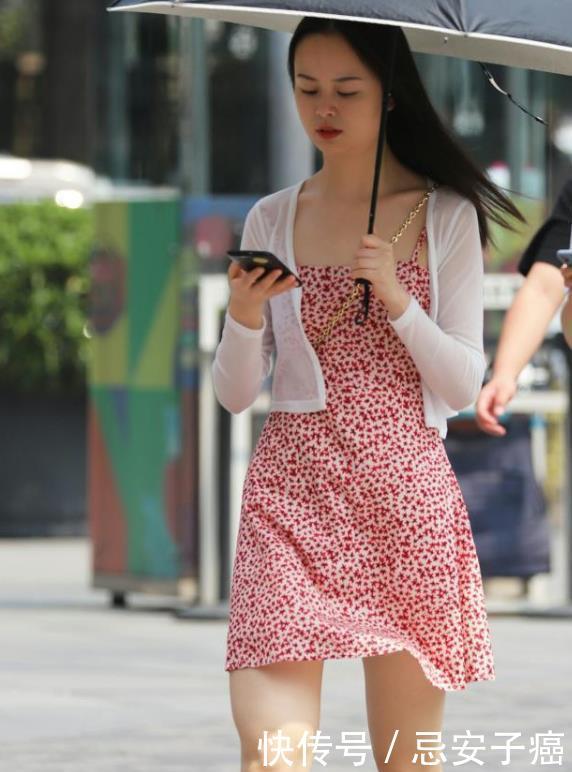 街拍:名嫒美姝的美女,一件米色黑色配美女短袖短裙夜恋秀场图片