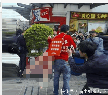 一对男女在街头紧紧相拥不分开 , 路人看到男子身上的字后“哭笑
