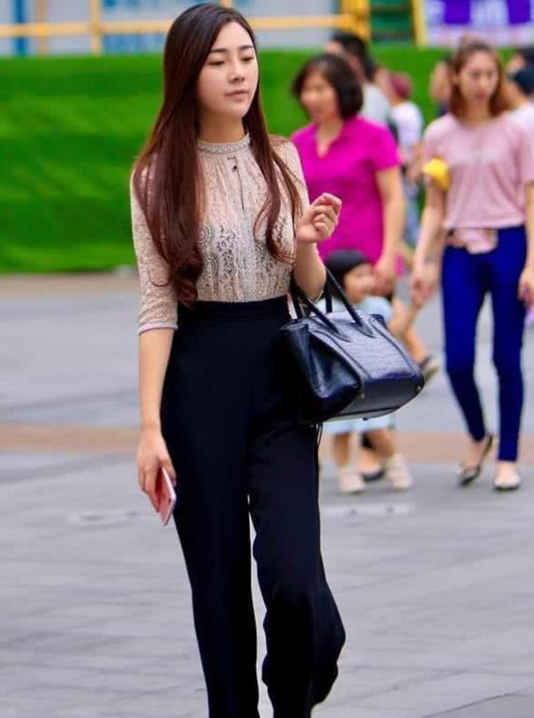 街拍:身材苗条的小姐姐,一条浅蓝色的连衣裙,时尚魅力气质十足 九州体育备用网址