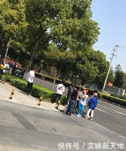 戚薇苏州拍戏李承铉带女儿探班,父女俩现身马