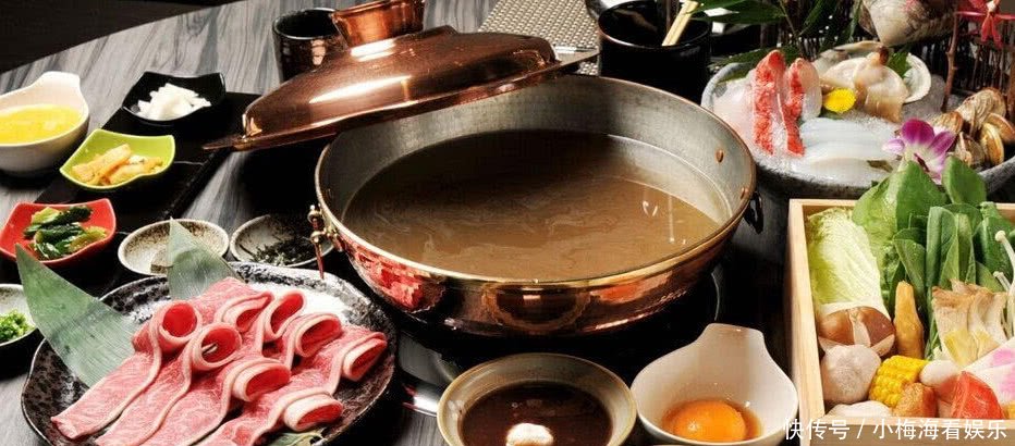 姑娘解锁火锅新吃法,不用担心衣服上有味道了