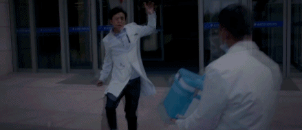 《外科风云》靳东白百何捧脸杀,不仅医术高明,虐狗也很有手段