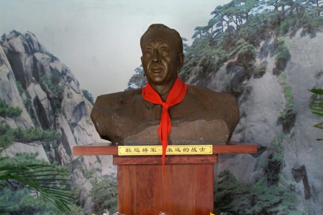 此人是开国元勋,没有军衔做却做了国防部长,是特警的创始人