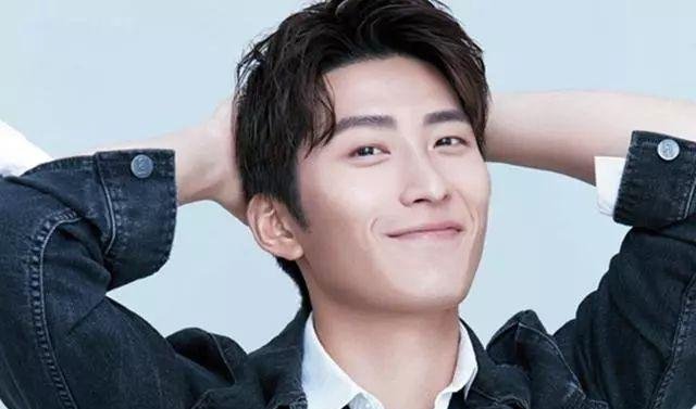 窦骁深夜与何超莲拥吻恋情曝光,双方大胆承认