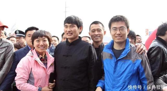 大衣哥唱歌年入千万,大衣嫂直播众人围观!