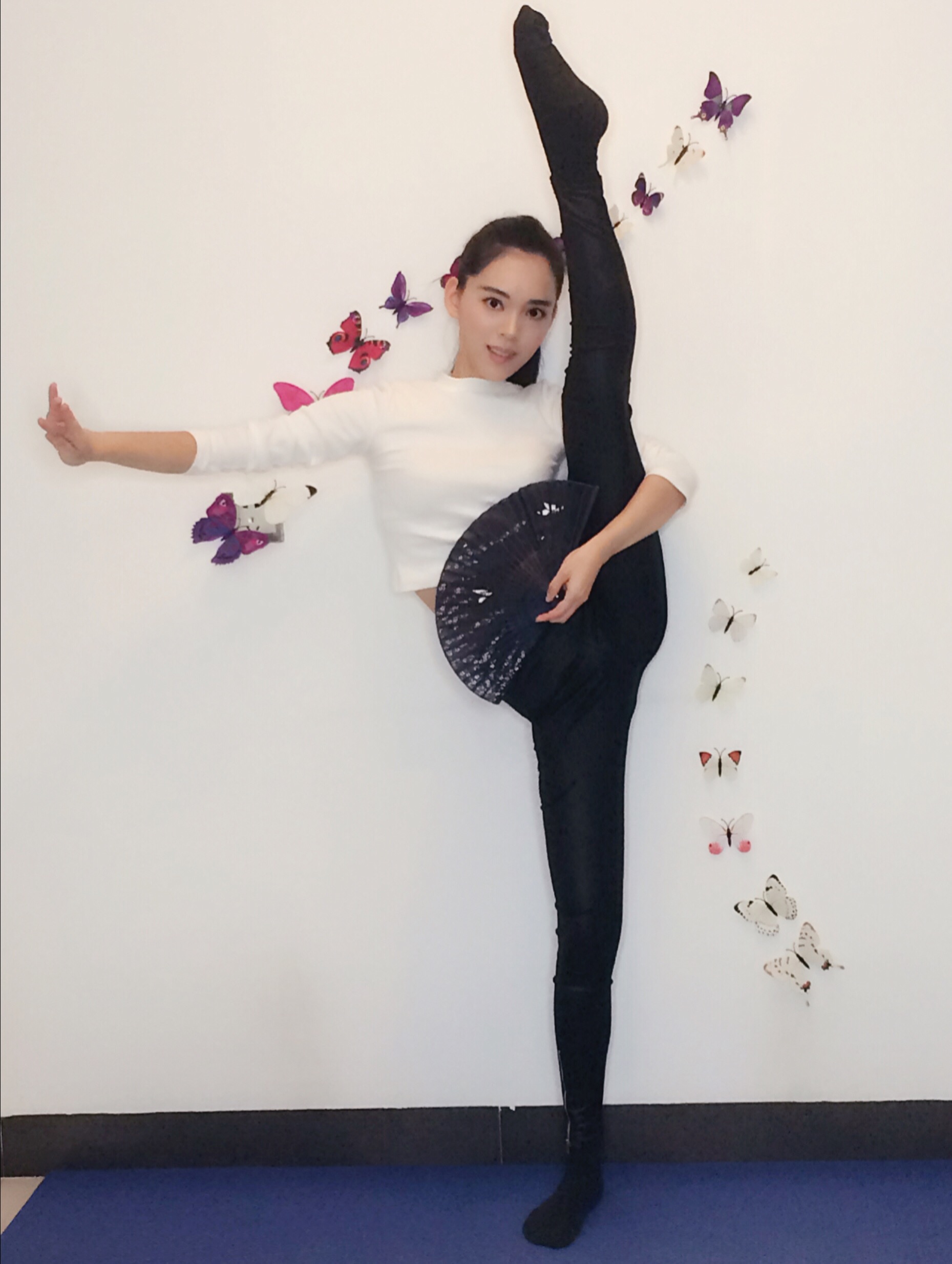 连美女都忍不住偷拍的舞蹈老师,颜好身材更好