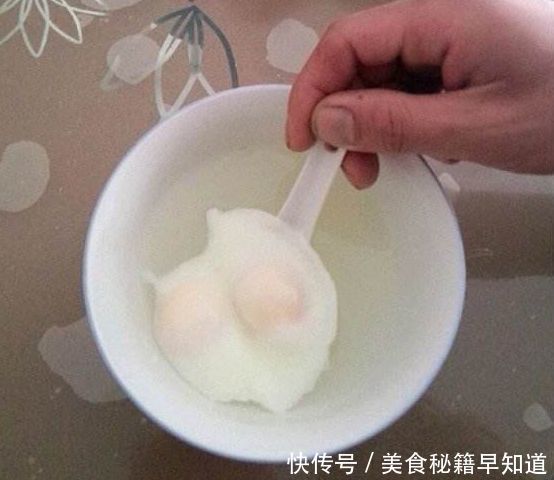 水煮荷包蛋容易散开?大厨:多加这一味,荷包蛋