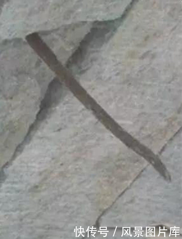 河南有一古桥,桥下插一把千年宝剑,几百年来没有人敢拿走!