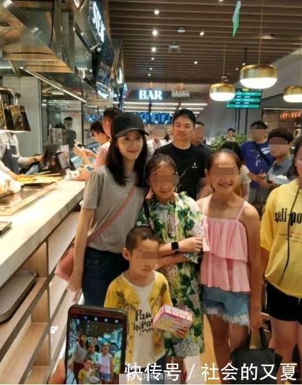 章泽天对刘强东儿子的称呼,暴露了她在刘家的