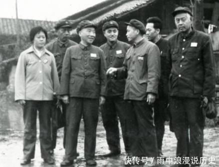 此人在1955年授衔时当众扯下肩章，到死下葬也不穿军装