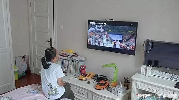 变形记:农村女孩第一次看电视被篮球节目所吸