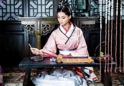 千古绝对:上联“洞外探查洞里流水”，美女对出的下联令人脸红